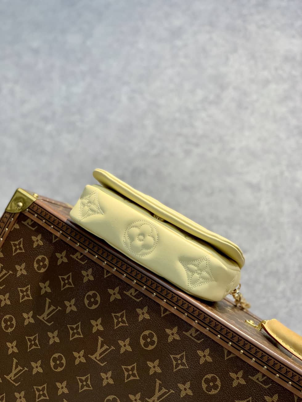 L0vis Vvtt0n Wallet On Strap Bubblegram Leather Yellow M81400 Replica