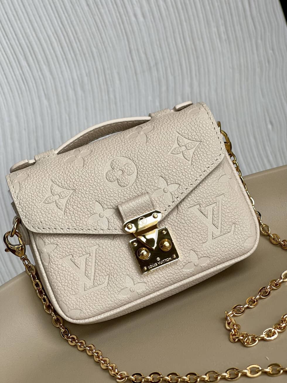 L0vis Vvtt0n Micro Métis Chain Mini Pouch M81390 Replica Shoulder Bag