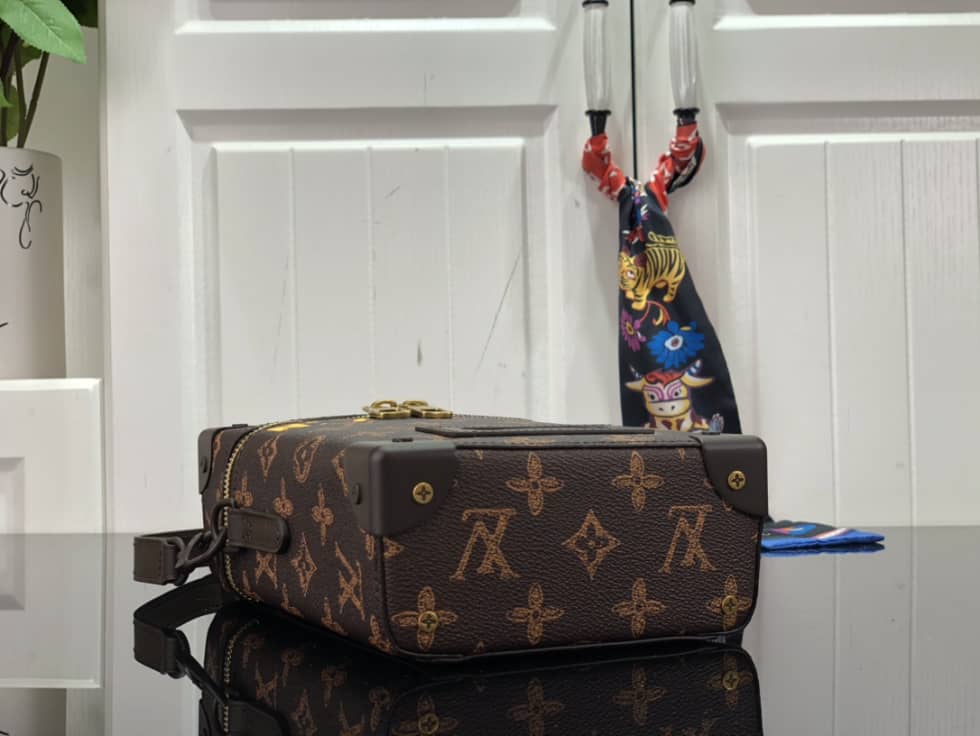 L0vis Vvtt0n Vertical Box Trunk Monogram Brown M59664 Replica Shoulder Bag