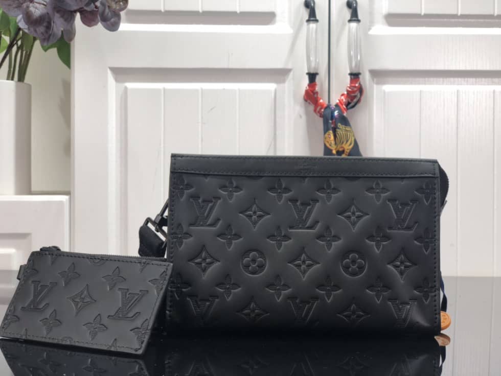 L0vis Vvtt0n Gaston Wearable Wallet Monogram Black M81115 Replica