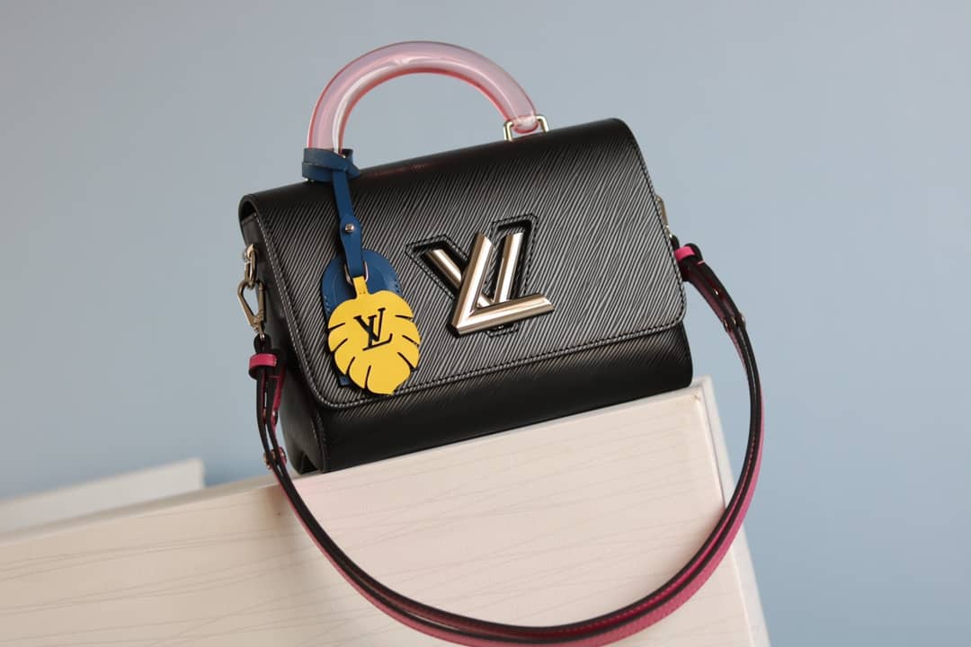 L0vis Vvtt0n Epi Twist PM Chain Black M50332 Replica Crossbody Bag