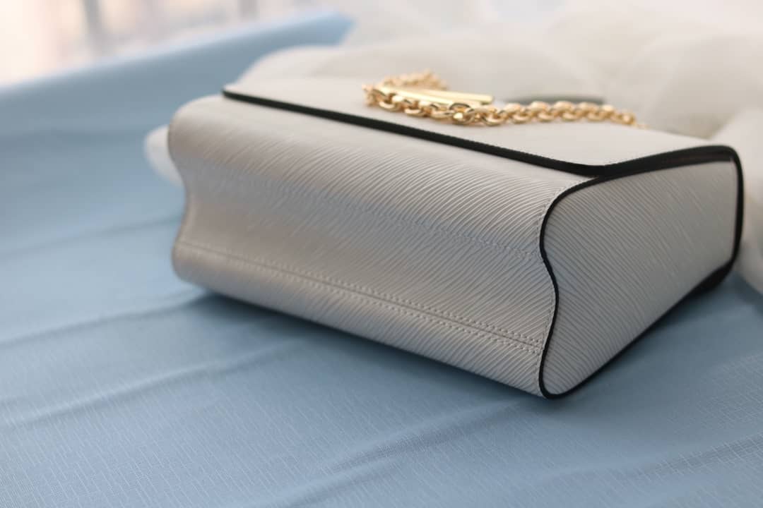 L0vis Vvtt0n Twist Bag White Replica M50281