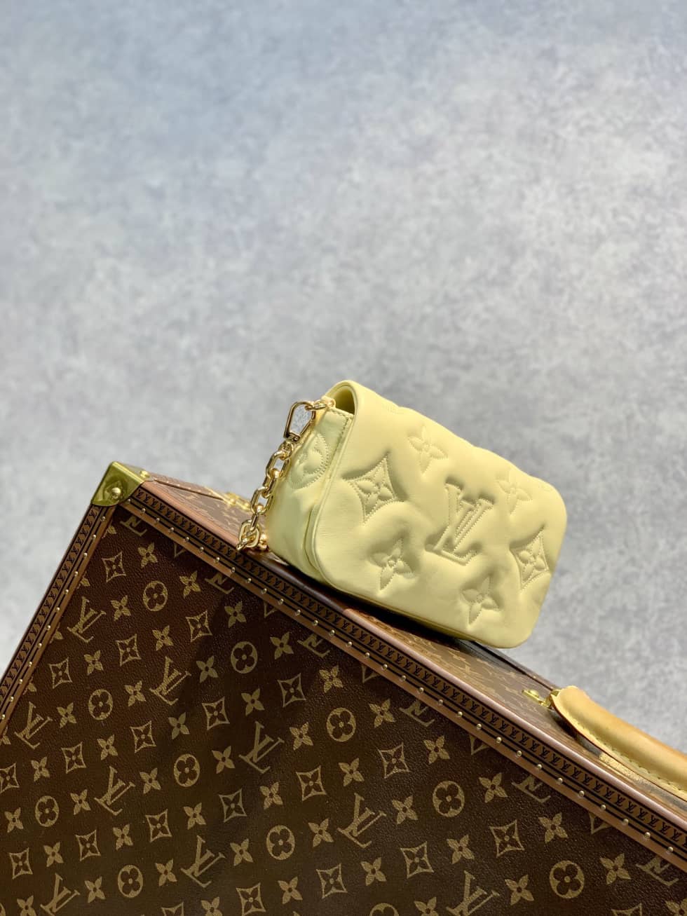 L0vis Vvtt0n Wallet On Strap Bubblegram Leather Yellow M81400 Replica