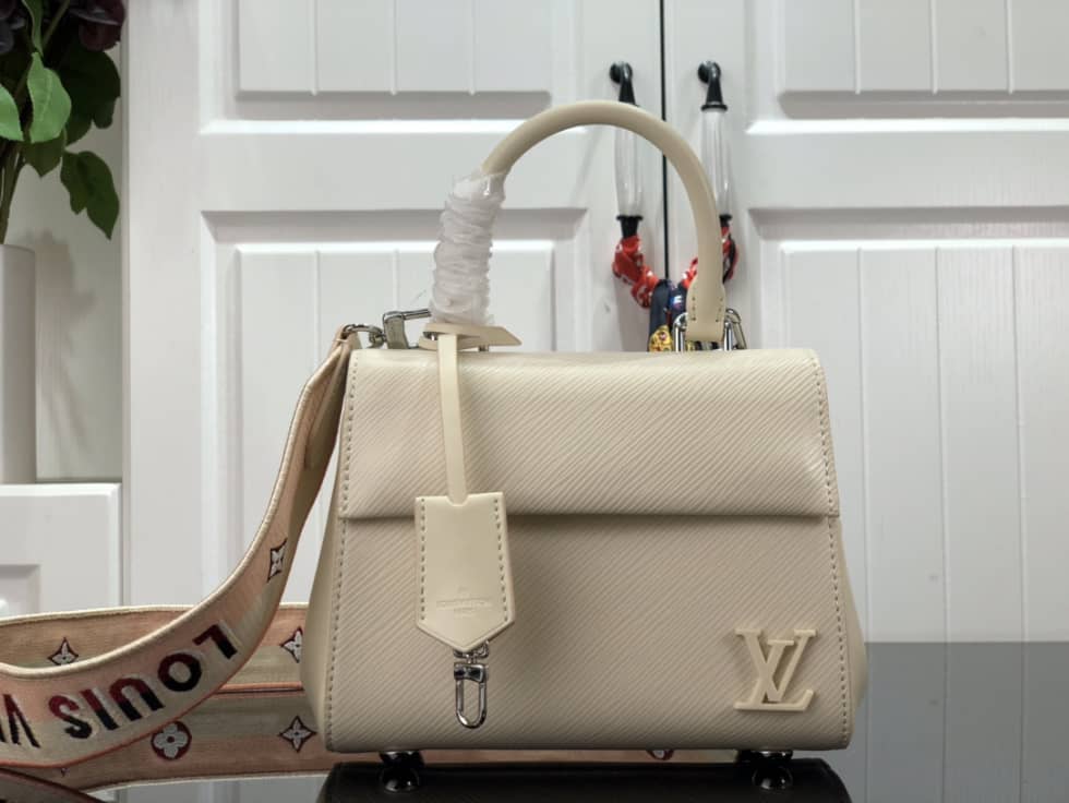 L0vis Vvtt0n Cluny Mini Epi Leather M58928 Replica Shoulder Bag