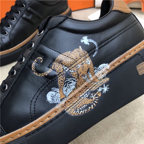H**me5 sneaker
