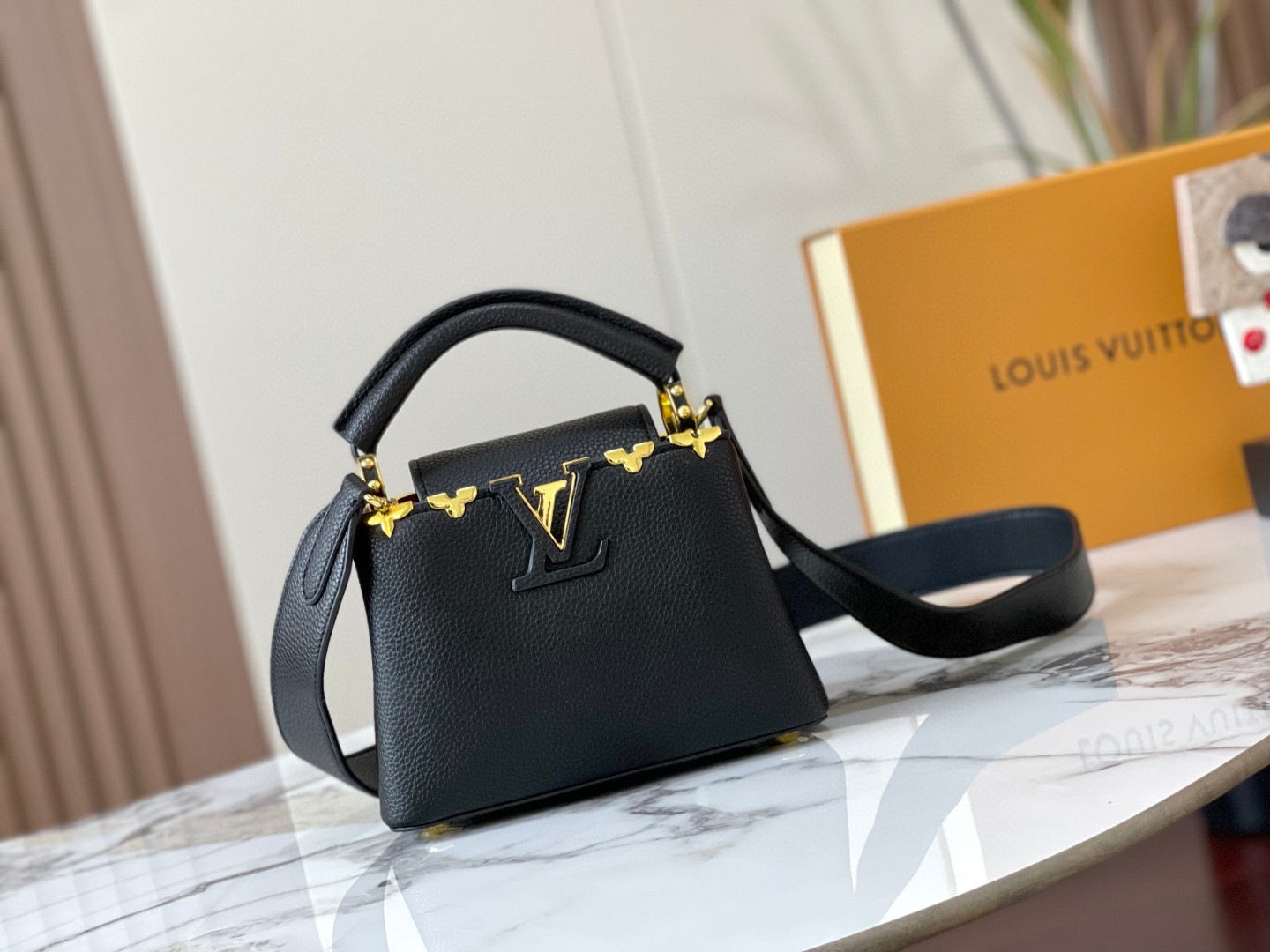 L0vis Vvtt0n Capucines Mini Corolla Gold Top Handbag Replica
