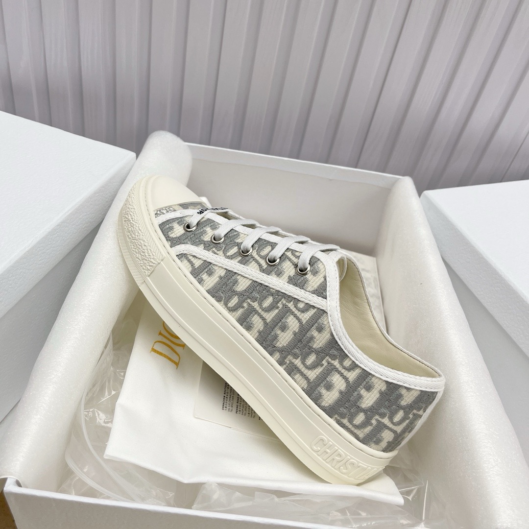 D10r Embroidered Low-Top Sneakers Replica – High-Quality Edition